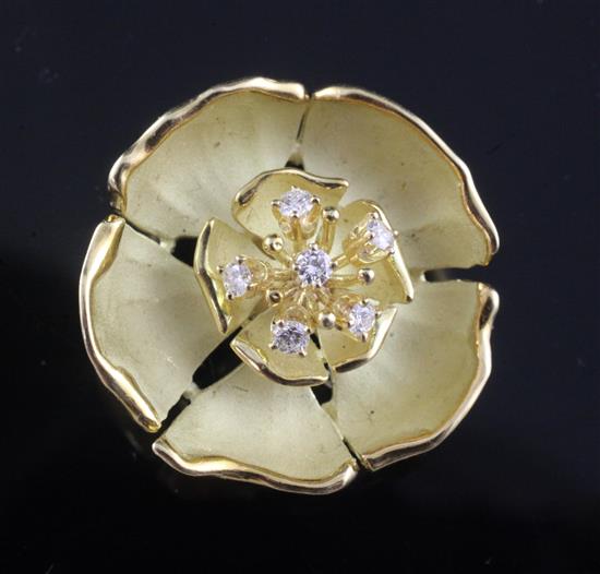 A textured 18ct gold and diamond set pansy flower head brooch, 25mm.